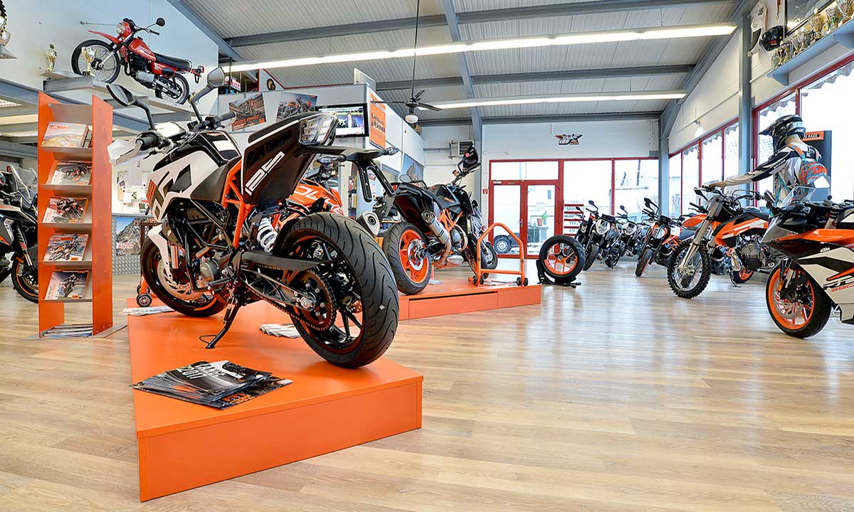 KTM Vertragshändler Motorradsport Schmitt in Binningen - KTM Showroom